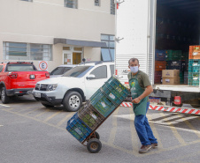 O Governo do Estado vai fornecer alimentos a 907 entidades sociais por meio do programa Compra Direta Paraná. A primeira entrega aconteceu nesta terça-feira (23) para a Santa Casa de Curitiba. Foto Gilson Abreu/AEN