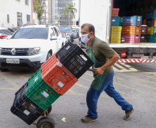 O Governo do Estado vai fornecer alimentos a 907 entidades sociais por meio do programa Compra Direta Paraná. A primeira entrega aconteceu nesta terça-feira (23) para a Santa Casa de Curitiba. Foto Gilson Abreu/AEN