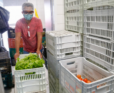 O Governo do Estado vai fornecer alimentos a 907 entidades sociais por meio do programa Compra Direta Paraná. A primeira entrega aconteceu nesta terça-feira (23) para a Santa Casa de Curitiba. Foto Gilson Abreu/AEN
