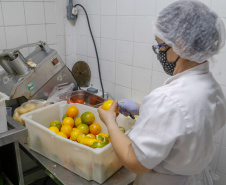 O Governo do Estado vai fornecer alimentos a 907 entidades sociais por meio do programa Compra Direta Paraná. A primeira entrega aconteceu nesta terça-feira (23) para a Santa Casa de Curitiba. Foto Gilson Abreu/AEN