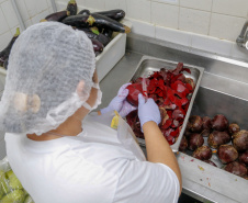 O Governo do Estado vai fornecer alimentos a 907 entidades sociais por meio do programa Compra Direta Paraná. A primeira entrega aconteceu nesta terça-feira (23) para a Santa Casa de Curitiba. Foto Gilson Abreu/AEN