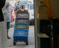 O Governo do Estado vai fornecer alimentos a 907 entidades sociais por meio do programa Compra Direta Paraná. A primeira entrega aconteceu nesta terça-feira (23) para a Santa Casa de Curitiba. Foto Gilson Abreu/AEN