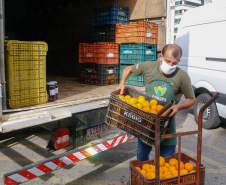 O Governo do Estado vai fornecer alimentos a 907 entidades sociais por meio do programa Compra Direta Paraná. A primeira entrega aconteceu nesta terça-feira (23) para a Santa Casa de Curitiba. Foto Gilson Abreu/AEN