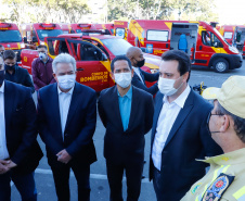 O Governo do Estado reforçou a estrutura do Corpo de Bombeiros do Paraná com a aquisição de 34 novos veículos e seis aparelhos desencarceradores. A entrega dos equipamentos foi feita nesta quarta-feira (24) pelo governador Carlos Massa Ratinho Junior em cerimônia simbólica no Palácio Iguaçu.