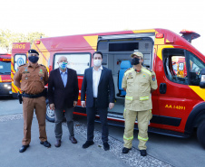 O Governo do Estado reforçou a estrutura do Corpo de Bombeiros do Paraná com a aquisição de 34 novos veículos e seis aparelhos desencarceradores. A entrega dos equipamentos foi feita nesta quarta-feira (24) pelo governador Carlos Massa Ratinho Junior em cerimônia simbólica no Palácio Iguaçu.