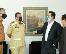 O Governo do Estado reforçou a estrutura do Corpo de Bombeiros do Paraná com a aquisição de 34 novos veículos e seis aparelhos desencarceradores. A entrega dos equipamentos foi feita nesta quarta-feira (24) pelo governador Carlos Massa Ratinho Junior em cerimônia simbólica no Palácio Iguaçu.
