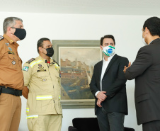 O Governo do Estado reforçou a estrutura do Corpo de Bombeiros do Paraná com a aquisição de 34 novos veículos e seis aparelhos desencarceradores. A entrega dos equipamentos foi feita nesta quarta-feira (24) pelo governador Carlos Massa Ratinho Junior em cerimônia simbólica no Palácio Iguaçu.