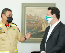 O Governo do Estado reforçou a estrutura do Corpo de Bombeiros do Paraná com a aquisição de 34 novos veículos e seis aparelhos desencarceradores. A entrega dos equipamentos foi feita nesta quarta-feira (24) pelo governador Carlos Massa Ratinho Junior em cerimônia simbólica no Palácio Iguaçu.