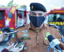 O Governo do Estado reforçou a estrutura do Corpo de Bombeiros do Paraná com a aquisição de 34 novos veículos e seis aparelhos desencarceradores. 
A entrega dos equipamentos foi feita nesta quarta-feira (24) pelo governador Carlos Massa Ratinho Junior em cerimônia simbólica no Palácio Iguaçu. 
