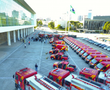 O Governo do Estado reforçou a estrutura do Corpo de Bombeiros do Paraná com a aquisição de 34 novos veículos e seis aparelhos desencarceradores. 
A entrega dos equipamentos foi feita nesta quarta-feira (24) pelo governador Carlos Massa Ratinho Junior em cerimônia simbólica no Palácio Iguaçu. 