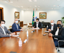 O governador Carlos Massa Ratinho Junior autorizou, nesta quarta-feira (24), o início das obras de recape asfáltico em 26 avenidas de Maringá, na Região Noroeste. O investimento por parte da Secretaria de Estado do Desenvolvimento Urbano e Obras Públicas é de R$ 10 milhões, a fundo perdido, com contrapartida do município de R$ 1,1 milhão.

