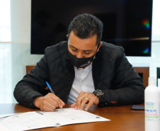 O governador Carlos Massa Ratinho Junior autorizou, nesta quarta-feira (24), o início das obras de recape asfáltico em 26 avenidas de Maringá, na Região Noroeste. O investimento por parte da Secretaria de Estado do Desenvolvimento Urbano e Obras Públicas é de R$ 10 milhões, a fundo perdido, com contrapartida do município de R$ 1,1 milhão.
