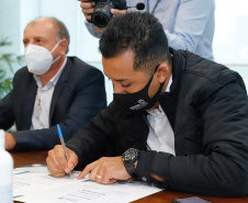 O governador Carlos Massa Ratinho Junior autorizou, nesta quarta-feira (24), o início das obras de recape asfáltico em 26 avenidas de Maringá, na Região Noroeste. O investimento por parte da Secretaria de Estado do Desenvolvimento Urbano e Obras Públicas é de R$ 10 milhões, a fundo perdido, com contrapartida do município de R$ 1,1 milhão.

