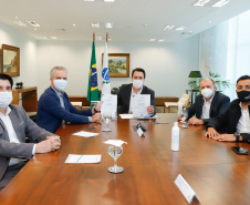 O governador Carlos Massa Ratinho Junior autorizou, nesta quarta-feira (24), o início das obras de recape asfáltico em 26 avenidas de Maringá, na Região Noroeste. O investimento por parte da Secretaria de Estado do Desenvolvimento Urbano e Obras Públicas é de R$ 10 milhões, a fundo perdido, com contrapartida do município de R$ 1,1 milhão.
