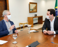 O governador Carlos Massa Ratinho Junior autorizou, nesta quarta-feira (24), o início das obras de recape asfáltico em 26 avenidas de Maringá, na Região Noroeste. O investimento por parte da Secretaria de Estado do Desenvolvimento Urbano e Obras Públicas é de R$ 10 milhões, a fundo perdido, com contrapartida do município de R$ 1,1 milhão.
