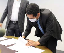 A Secretaria de Estado da Segurança Pública assinou um novo convênio de compartilhamento de informações, desta vez, com o município de Sarandi. A cidade que fica próxima de Maringá, na região Noroeste, é a quinta a compor de rede de dados, mas a primeira no Interior. Além de permitir ações como a criação de boletins de ocorrência por parte do município, o documento tem o objetivo de agilizar as investigações da secretaria. Foto:SESP