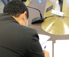 A Secretaria de Estado da Segurança Pública assinou um novo convênio de compartilhamento de informações, desta vez, com o município de Sarandi. A cidade que fica próxima de Maringá, na região Noroeste, é a quinta a compor de rede de dados, mas a primeira no Interior. Além de permitir ações como a criação de boletins de ocorrência por parte do município, o documento tem o objetivo de agilizar as investigações da secretaria. Foto:SESP