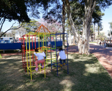 Praça remodelada, feira gastronômica em local coberto, rua revitalizada com mais segurança para motoristas e pedestres e uma escola nova voltada para o ensino médio. O pacote de investimentos do Governo do Estado em Arapongas, na Região Norte, totaliza R$ 13,1 milhões.
