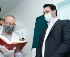 Um antigo problema estrutural da saúde pública de Goioerê, na Região Centro-Oeste, foi resolvido nesta quinta-feira (25) com a entrega, pelo Governo do Estado, de 10 leitos de Unidade de Terapia Intensiva (UTI).  O conjunto de leitos vai funcionar dentro da Santa Casa de Misericórdia do município e, neste primeiro momento, será destinado exclusivamente para atender pacientes infectados pelo coronavírus. A entrega foi feita pelo governador Carlos Massa Ratinho Junior.