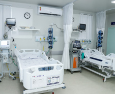 Um antigo problema estrutural da saúde pública de Goioerê, na Região Centro-Oeste, foi resolvido nesta quinta-feira (25) com a entrega, pelo Governo do Estado, de 10 leitos de Unidade de Terapia Intensiva (UTI).  O conjunto de leitos vai funcionar dentro da Santa Casa de Misericórdia do município e, neste primeiro momento, será destinado exclusivamente para atender pacientes infectados pelo coronavírus. A entrega foi feita pelo governador Carlos Massa Ratinho Junior.