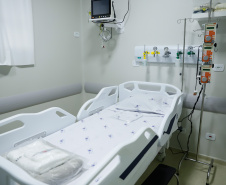Um antigo problema estrutural da saúde pública de Goioerê, na Região Centro-Oeste, foi resolvido nesta quinta-feira (25) com a entrega, pelo Governo do Estado, de 10 leitos de Unidade de Terapia Intensiva (UTI).  O conjunto de leitos vai funcionar dentro da Santa Casa de Misericórdia do município e, neste primeiro momento, será destinado exclusivamente para atender pacientes infectados pelo coronavírus. A entrega foi feita pelo governador Carlos Massa Ratinho Junior.