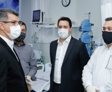 Um antigo problema estrutural da saúde pública de Goioerê, na Região Centro-Oeste, foi resolvido nesta quinta-feira (25) com a entrega, pelo Governo do Estado, de 10 leitos de Unidade de Terapia Intensiva (UTI).  O conjunto de leitos vai funcionar dentro da Santa Casa de Misericórdia do município e, neste primeiro momento, será destinado exclusivamente para atender pacientes infectados pelo coronavírus. A entrega foi feita pelo governador Carlos Massa Ratinho Junior.