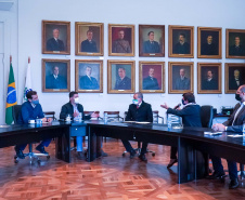 O Governo do Estado instala nesta sexta-feira (26) o Comitê de Planejamento de Retorno às Aulas Pós-pandemia, que vai estabelecer um plano único de volta às aulas presenciais em todo Paraná. O comitê terá a participação de todos os setores representativos da educação no Estado, tanto da rede pública quanto particular, e das secretarias estaduais da Educação, Saúde, Casa Civil e Planejamento. Foto: Guilherme Flores/Casa Civil