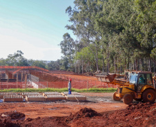 Do alto, o grande receptor circular em construção pela Companhia de Saneamento do Paraná (Sanepar) chama atenção. Ele é peça-chave na ampliação da Estação de Tratamento de Esgoto (ETE) Norte, em Londrina, na Região Norte do Paraná. Foto Gilson Abreu