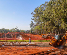 Do alto, o grande receptor circular em construção pela Companhia de Saneamento do Paraná (Sanepar) chama atenção. Ele é peça-chave na ampliação da Estação de Tratamento de Esgoto (ETE) Norte, em Londrina, na Região Norte do Paraná. Foto Gilson Abreu