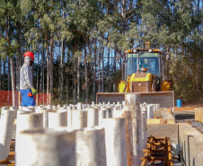 Do alto, o grande receptor circular em construção pela Companhia de Saneamento do Paraná (Sanepar) chama atenção. Ele é peça-chave na ampliação da Estação de Tratamento de Esgoto (ETE) Norte, em Londrina, na Região Norte do Paraná. Foto Gilson Abreu