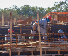 Do alto, o grande receptor circular em construção pela Companhia de Saneamento do Paraná (Sanepar) chama atenção. Ele é peça-chave na ampliação da Estação de Tratamento de Esgoto (ETE) Norte, em Londrina, na Região Norte do Paraná. Foto Gilson Abreu