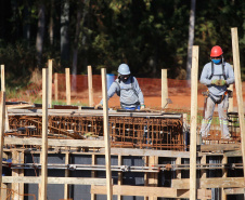 Do alto, o grande receptor circular em construção pela Companhia de Saneamento do Paraná (Sanepar) chama atenção. Ele é peça-chave na ampliação da Estação de Tratamento de Esgoto (ETE) Norte, em Londrina, na Região Norte do Paraná. Foto Gilson Abreu