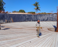 Do alto, o grande receptor circular em construção pela Companhia de Saneamento do Paraná (Sanepar) chama atenção. Ele é peça-chave na ampliação da Estação de Tratamento de Esgoto (ETE) Norte, em Londrina, na Região Norte do Paraná. Foto Gilson Abreu