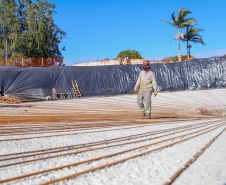 Do alto, o grande receptor circular em construção pela Companhia de Saneamento do Paraná (Sanepar) chama atenção. Ele é peça-chave na ampliação da Estação de Tratamento de Esgoto (ETE) Norte, em Londrina, na Região Norte do Paraná. Foto Gilson Abreu