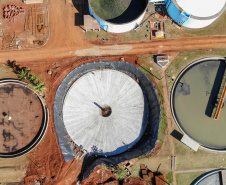 Do alto, o grande receptor circular em construção pela Companhia de Saneamento do Paraná (Sanepar) chama atenção. Ele é peça-chave na ampliação da Estação de Tratamento de Esgoto (ETE) Norte, em Londrina, na Região Norte do Paraná. Foto Gilson Abreu