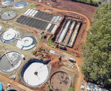 Do alto, o grande receptor circular em construção pela Companhia de Saneamento do Paraná (Sanepar) chama atenção. Ele é peça-chave na ampliação da Estação de Tratamento de Esgoto (ETE) Norte, em Londrina, na Região Norte do Paraná. Foto Gilson Abreu