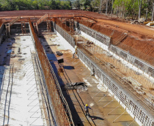 Do alto, o grande receptor circular em construção pela Companhia de Saneamento do Paraná (Sanepar) chama atenção. Ele é peça-chave na ampliação da Estação de Tratamento de Esgoto (ETE) Norte, em Londrina, na Região Norte do Paraná. Foto Gilson Abreu