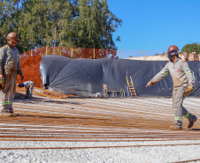 Do alto, o grande receptor circular em construção pela Companhia de Saneamento do Paraná (Sanepar) chama atenção. Ele é peça-chave na ampliação da Estação de Tratamento de Esgoto (ETE) Norte, em Londrina, na Região Norte do Paraná. Foto Gilson Abreu