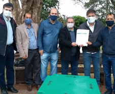 A ordem de serviço assinada na manhã desta terça-feira estende o benefício do esgoto sanitário para mais dois bairros da cidade
Foto: SANEPAR