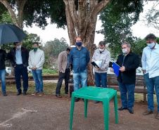 A ordem de serviço assinada na manhã desta terça-feira estende o benefício do esgoto sanitário para mais dois bairros da cidade
Foto: SANEPAR