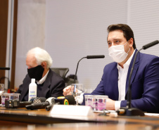 O governador Carlos Massa Ratinho Junior anunciou nesta terça-feira (30) uma série de medidas mais rigorosas para conter a evolução da pandemia do novo coronavírus no Paraná.