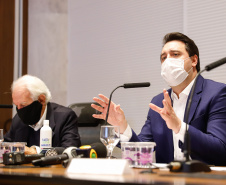 O governador Carlos Massa Ratinho Junior anunciou nesta terça-feira (30) uma série de medidas mais rigorosas para conter a evolução da pandemia do novo coronavírus no Paraná.