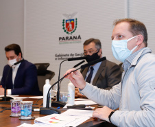O governador Carlos Massa Ratinho Junior anunciou nesta terça-feira (30) uma série de medidas mais rigorosas para conter a evolução da pandemia do novo coronavírus no Paraná.