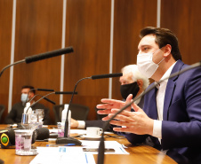 O governador Carlos Massa Ratinho Junior anunciou nesta terça-feira (30) uma série de medidas mais rigorosas para conter a evolução da pandemia do novo coronavírus no Paraná.