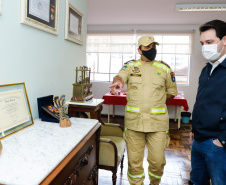 O governador Carlos Massa Ratinho Junior visitou nesta quinta-feira (2) a sede do Comando do Corpo de Bombeiros do Paraná, em Curitiba, e agradeceu o trabalho desempenhado pelas equipes da corporação durante a pandemia provocada pelo novo coronavírus e o ciclone extratropical que atingiu o Sul do País nesta semana. Ele saudou a assistência rápida, a dedicação e a ajuda desses servidores nesse momento de dificuldade. Hoje é o Dia Nacional do Bombeiro.
