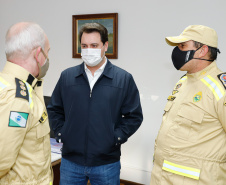 O governador Carlos Massa Ratinho Junior visitou nesta quinta-feira (2) a sede do Comando do Corpo de Bombeiros do Paraná, em Curitiba, e agradeceu o trabalho desempenhado pelas equipes da corporação durante a pandemia provocada pelo novo coronavírus e o ciclone extratropical que atingiu o Sul do País nesta semana. Ele saudou a assistência rápida, a dedicação e a ajuda desses servidores nesse momento de dificuldade. Hoje é o Dia Nacional do Bombeiro.
