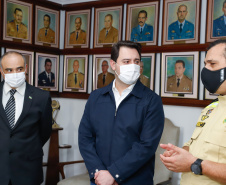 O governador Carlos Massa Ratinho Junior visitou nesta quinta-feira (2) a sede do Comando do Corpo de Bombeiros do Paraná, em Curitiba, e agradeceu o trabalho desempenhado pelas equipes da corporação durante a pandemia provocada pelo novo coronavírus e o ciclone extratropical que atingiu o Sul do País nesta semana. Ele saudou a assistência rápida, a dedicação e a ajuda desses servidores nesse momento de dificuldade. Hoje é o Dia Nacional do Bombeiro.
