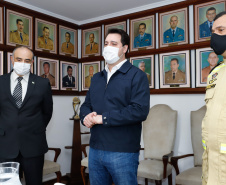 O governador Carlos Massa Ratinho Junior visitou nesta quinta-feira (2) a sede do Comando do Corpo de Bombeiros do Paraná, em Curitiba, e agradeceu o trabalho desempenhado pelas equipes da corporação durante a pandemia provocada pelo novo coronavírus e o ciclone extratropical que atingiu o Sul do País nesta semana. Ele saudou a assistência rápida, a dedicação e a ajuda desses servidores nesse momento de dificuldade. Hoje é o Dia Nacional do Bombeiro.
