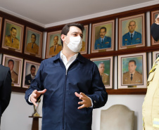 O governador Carlos Massa Ratinho Junior visitou nesta quinta-feira (2) a sede do Comando do Corpo de Bombeiros do Paraná, em Curitiba, e agradeceu o trabalho desempenhado pelas equipes da corporação durante a pandemia provocada pelo novo coronavírus e o ciclone extratropical que atingiu o Sul do País nesta semana. Ele saudou a assistência rápida, a dedicação e a ajuda desses servidores nesse momento de dificuldade. Hoje é o Dia Nacional do Bombeiro.
