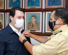 O governador Carlos Massa Ratinho Junior visitou nesta quinta-feira (2) a sede do Comando do Corpo de Bombeiros do Paraná, em Curitiba, e agradeceu o trabalho desempenhado pelas equipes da corporação durante a pandemia provocada pelo novo coronavírus e o ciclone extratropical que atingiu o Sul do País nesta semana. Ele saudou a assistência rápida, a dedicação e a ajuda desses servidores nesse momento de dificuldade. Hoje é o Dia Nacional do Bombeiro.
